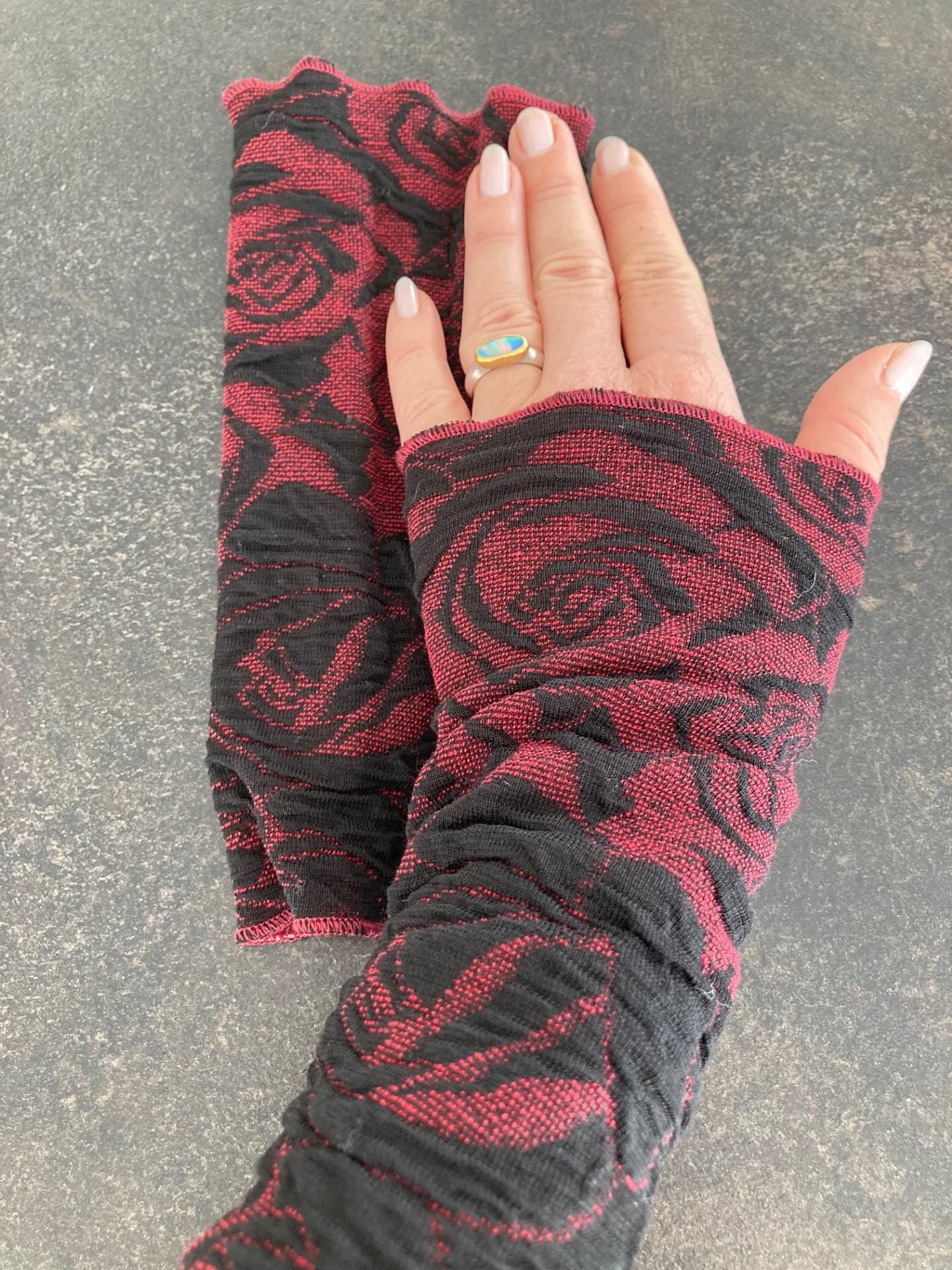 Elegante Handstulpen, Pulswärmer Aus Viskose-Cloque Mit Rosenmustern Elegante Handstulpen, Pulswärmer Aus Viskose-Cloque Mit Rosenmustern von WinterflowerShop