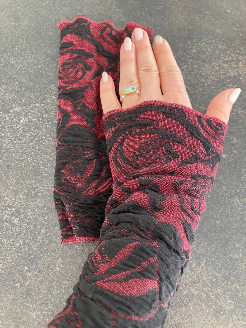 Elegante Handstulpen, Pulswärmer Aus Viskose-Cloque Mit Rosenmustern Elegante Handstulpen, Pulswärmer Aus Viskose-Cloque Mit Rosenmustern von WinterflowerShop