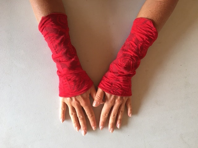 Elegante Handstulpen, Pulswärmer Aus Viskose-Cloque Mit Rosenmustern Elegante Handstulpen, Pulswärmer Aus Viskose-Cloque Mit Rosenmustern von WinterflowerShop