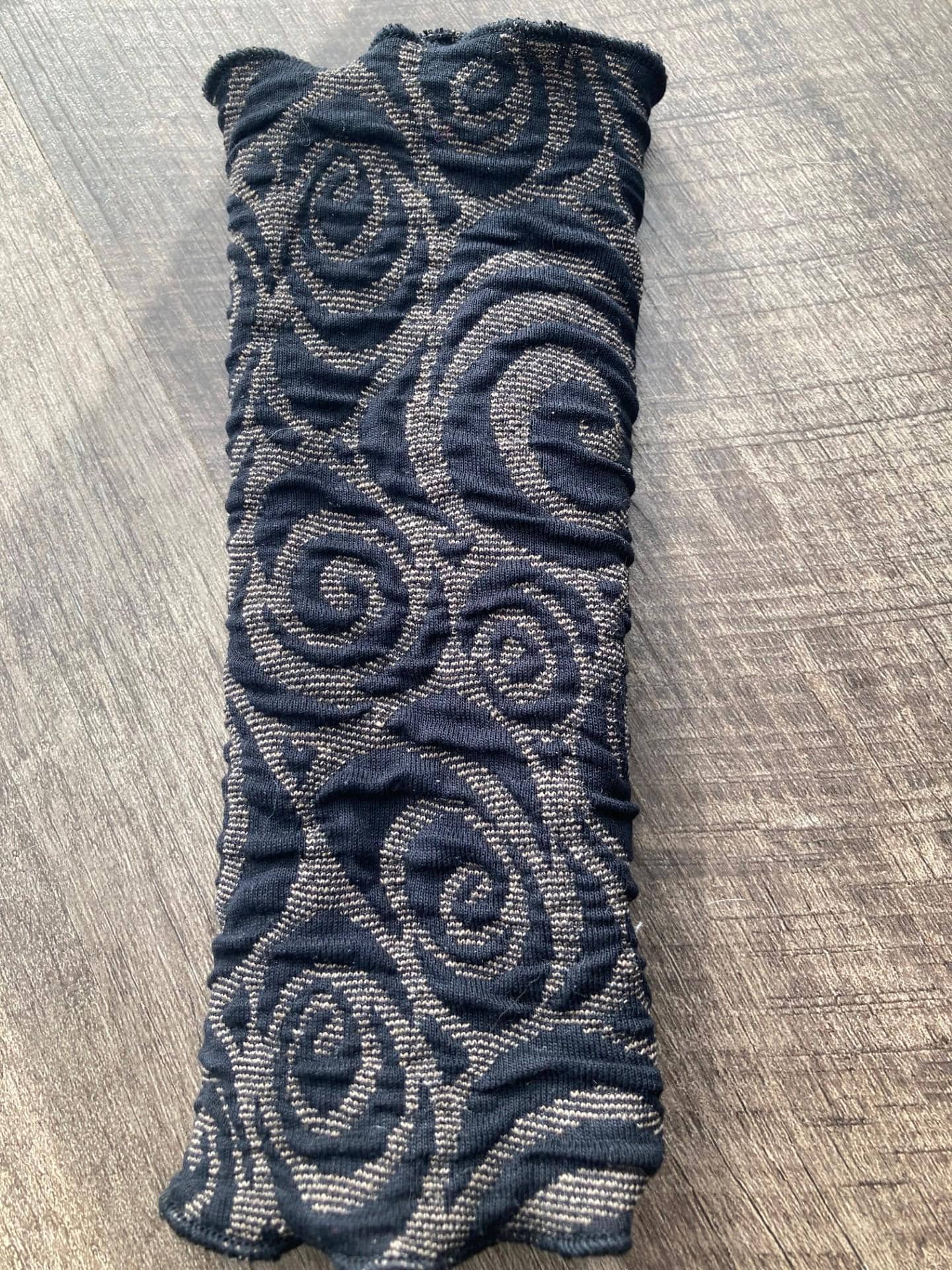 Elegante Handstulpen, Pulswärmer Aus Viskose-Cloque Mit Spiralenmuster Elegante Handstulpen, Pulswärmer Aus Viskose-Cloque Mit Spiralenmuster von WinterflowerShop