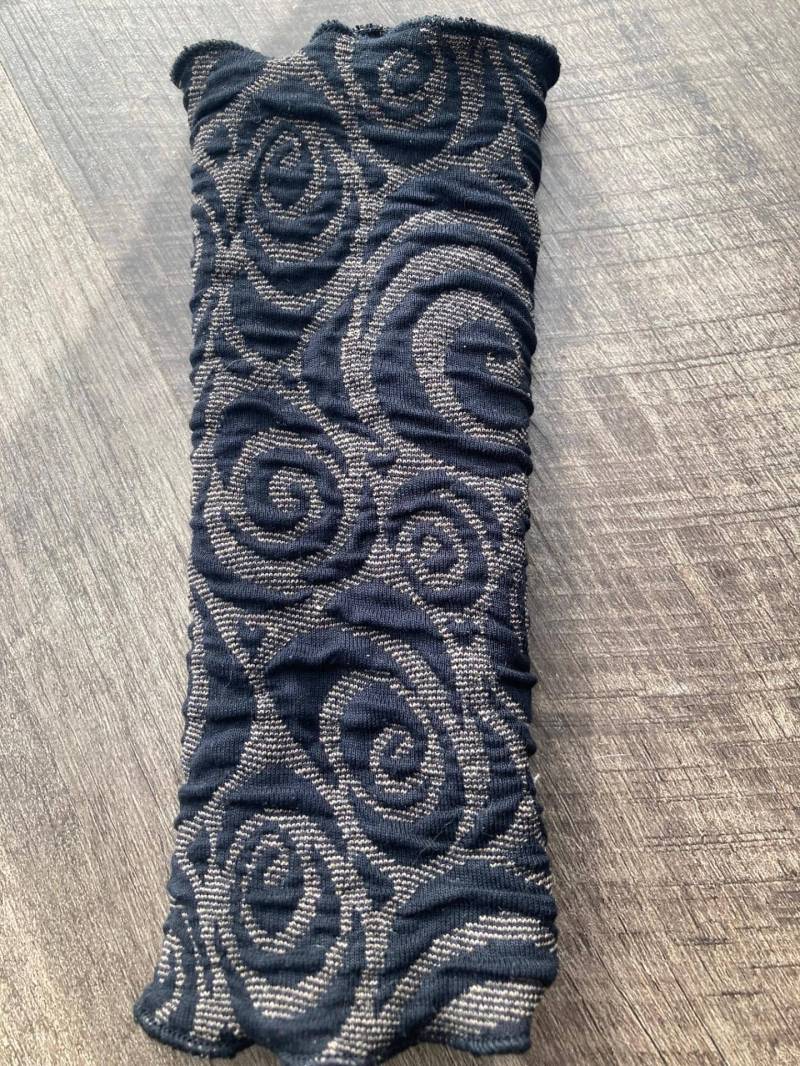 Elegante Handstulpen, Pulswärmer Aus Viskose-Cloque Mit Spiralenmuster Elegante Handstulpen, Pulswärmer Aus Viskose-Cloque Mit Spiralenmuster von WinterflowerShop