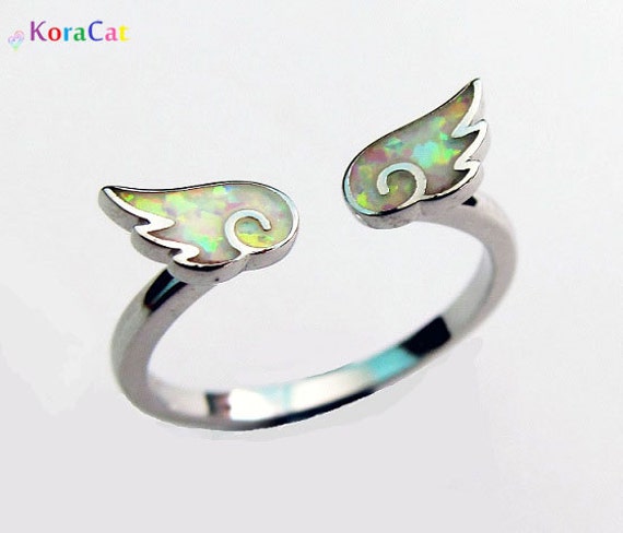 Engel Flügel Ring - 925 Sterling Silber & Weiß Feueropal Engel Flügel Ring - 925 Sterling Silber & Weiß Feueropal von Winterwish