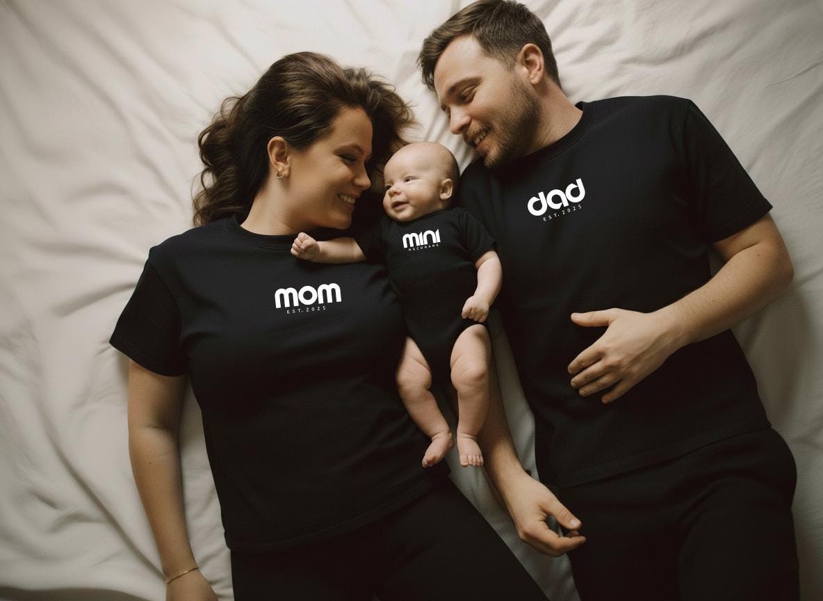 Dad Mini Mom Sohn Partnerlook Minimalistisch Mama Tochter Outfit Set Geschenk Geburt Personalisiert Mit Jahr | Vatertag Weihnacht von WirMachenFreude
