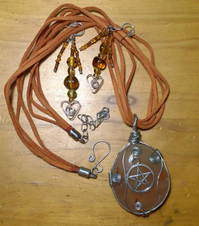 steinanhänger Und Passende Ohrringe von WireAndBeadsJewelry