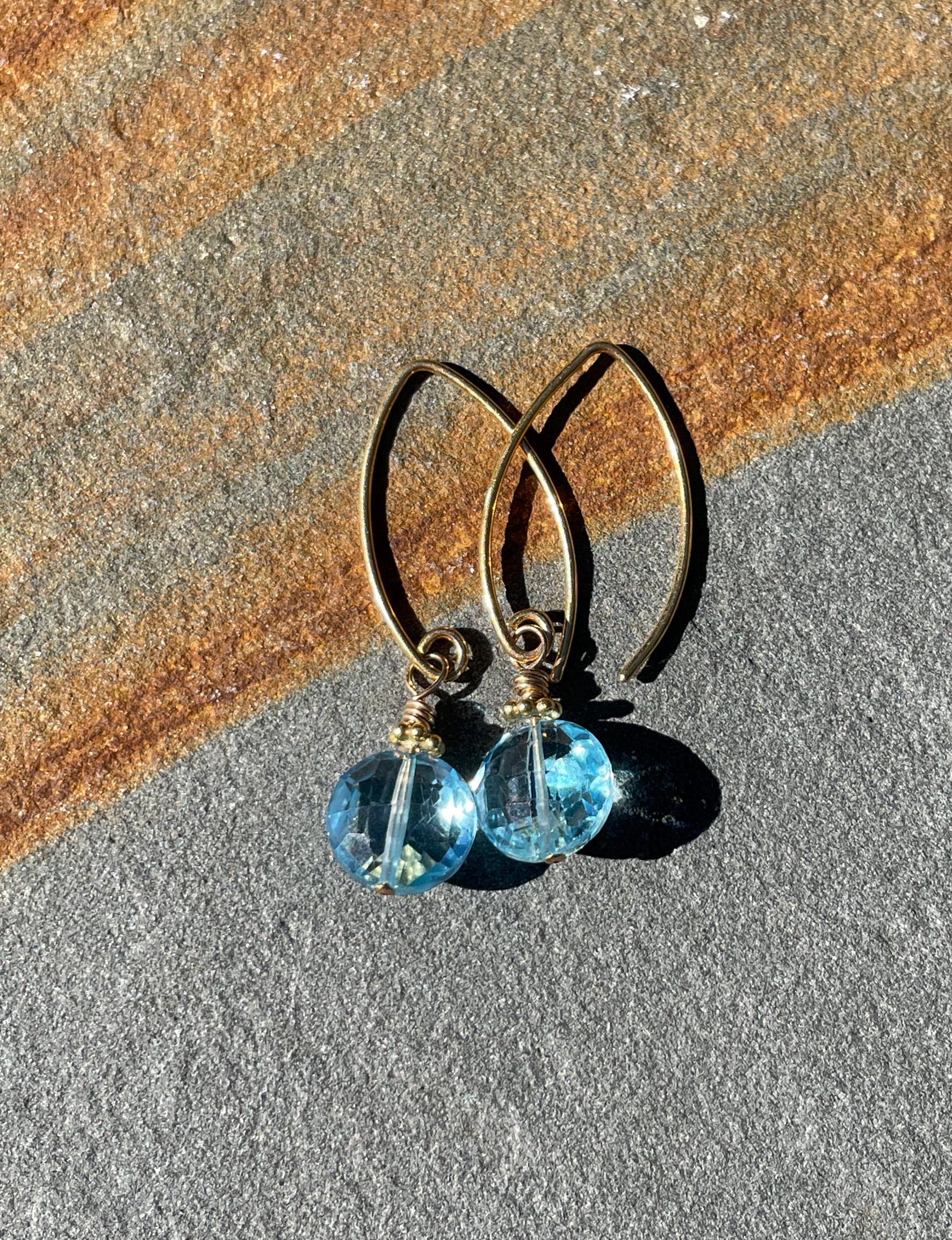 Blautopas Ohrringe Gold Perlen Baumeln, Dezember Geburtsstein Blautopas Ohrringe Gold Perlen Baumeln, Dezember Geburtsstein von WireAndPearl
