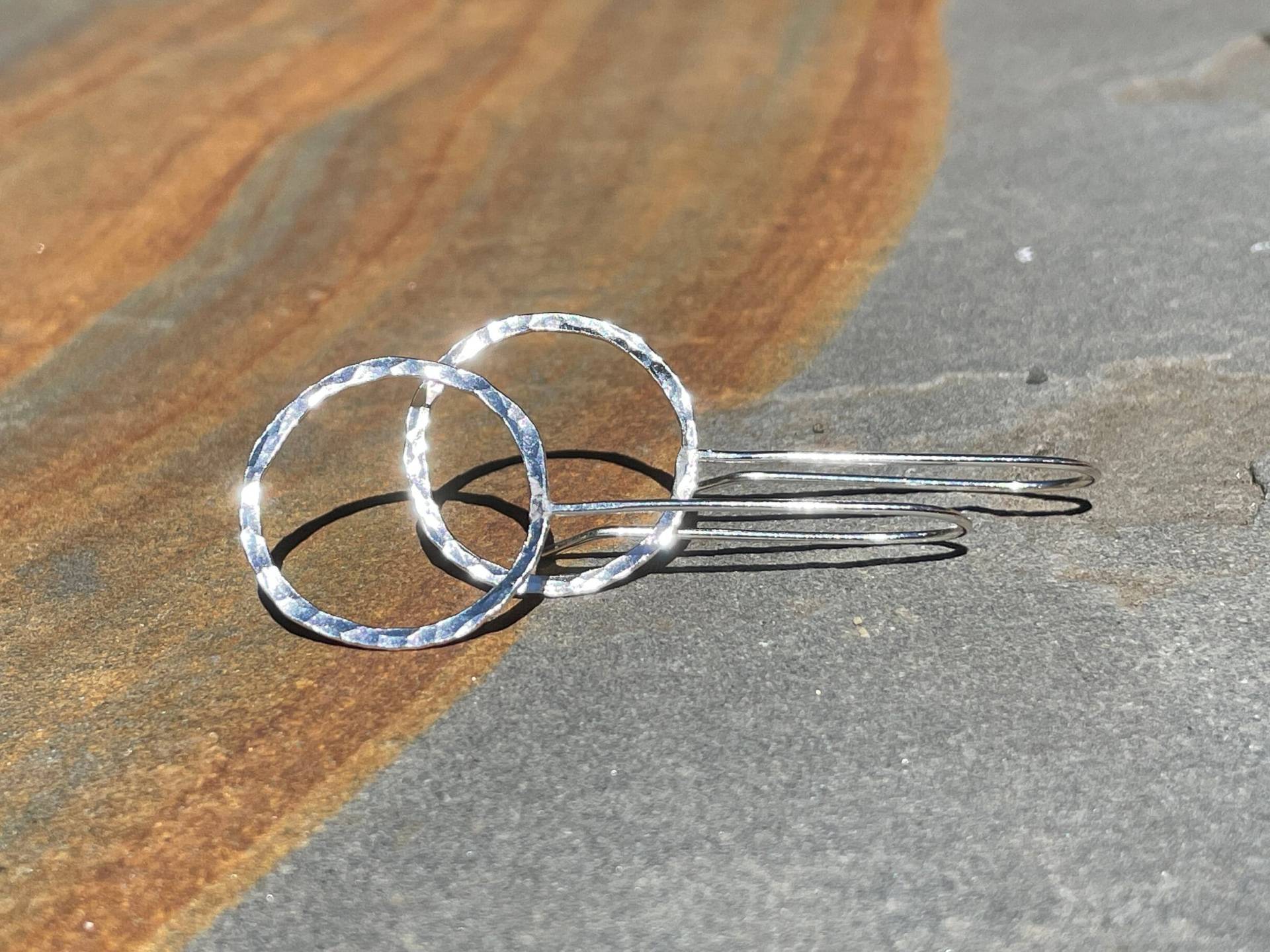 Gehämmerte Sterlingsilber Creolen Langer Baumeln-Entwurf Gehämmerte Sterlingsilber Creolen Langer Baumeln-Entwurf von WireAndPearl