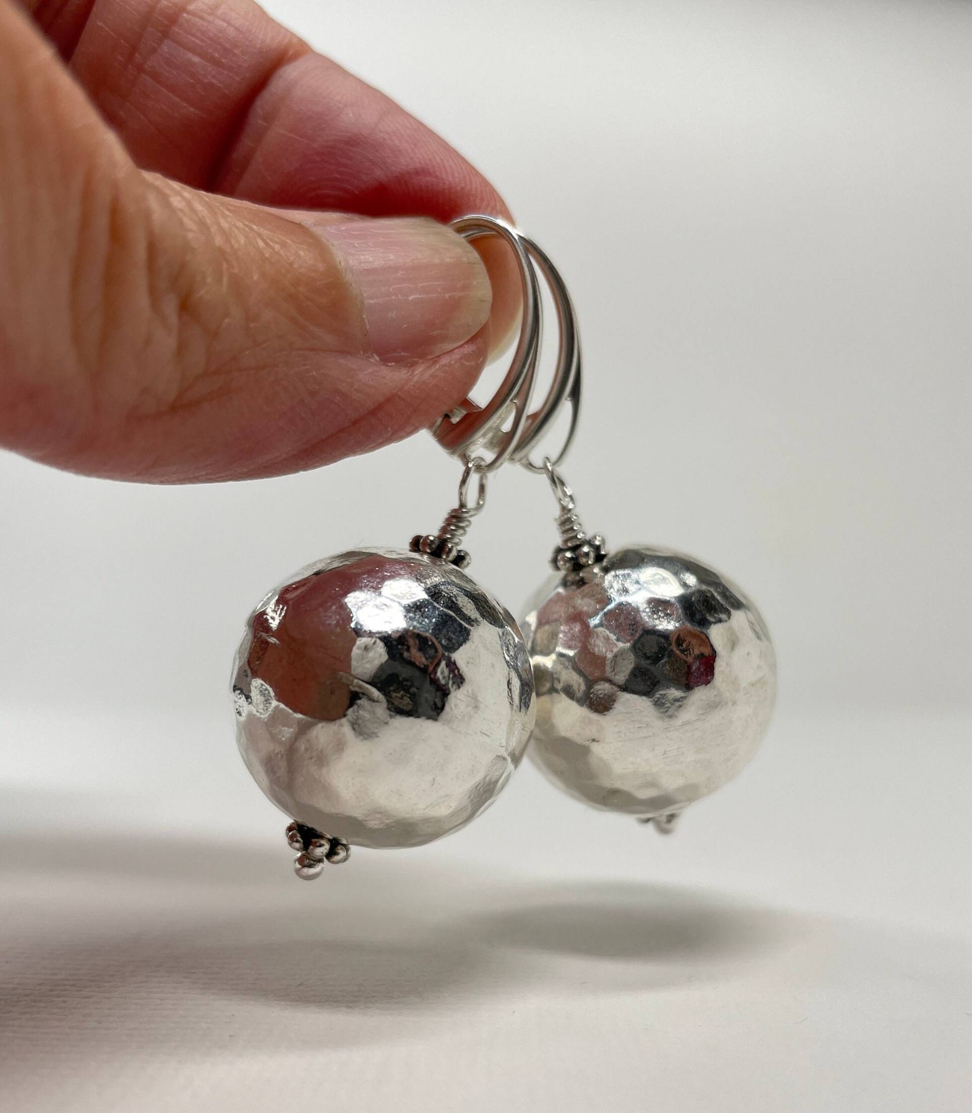 Große Gehämmerte Discokugel Ohrhänger Hill Tribe Sterlingsilber Große Gehämmerte Discokugel Ohrhänger Hill Tribe Sterlingsilber von WireAndPearl