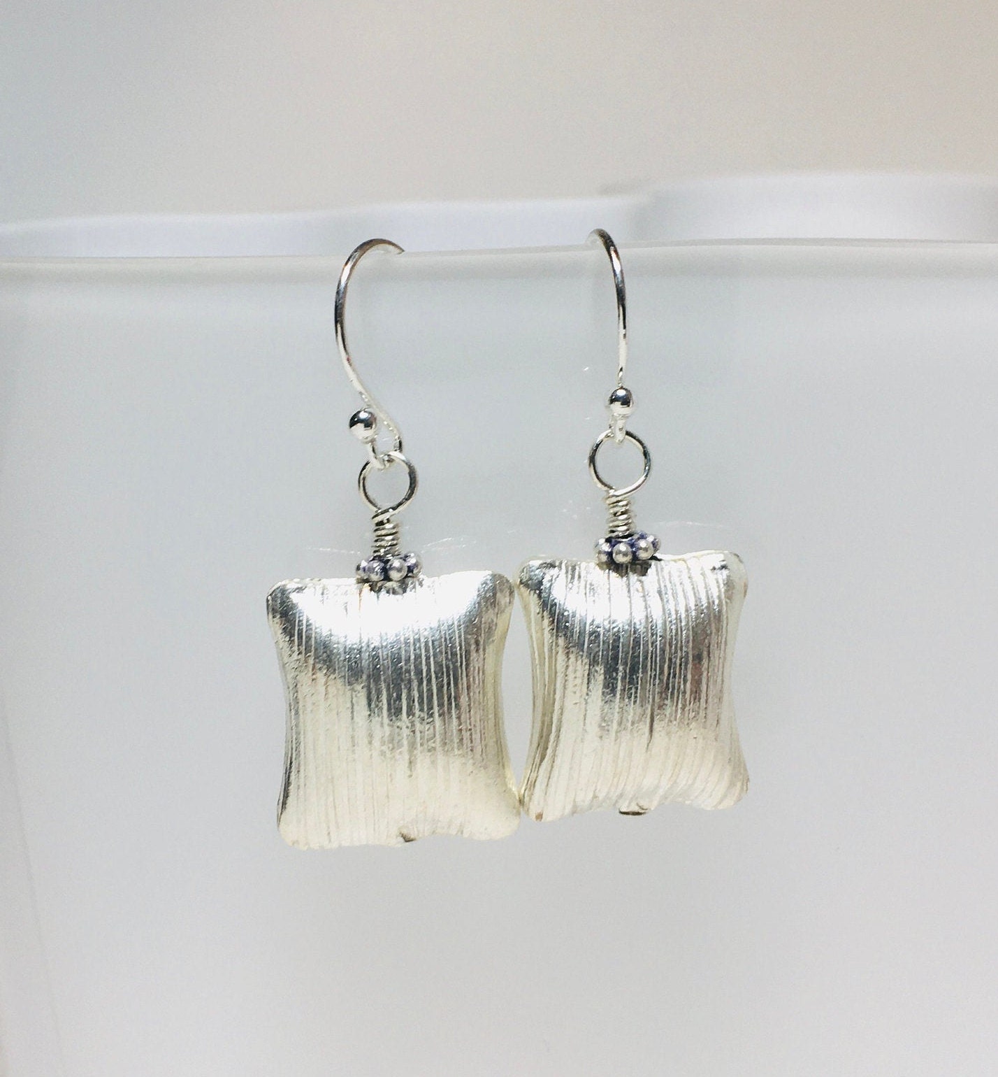 Hill Tribe Silber Ohrringe Strukturierte Thai Kissen Hill Tribe Silber Ohrringe Strukturierte Thai Kissen von WireAndPearl