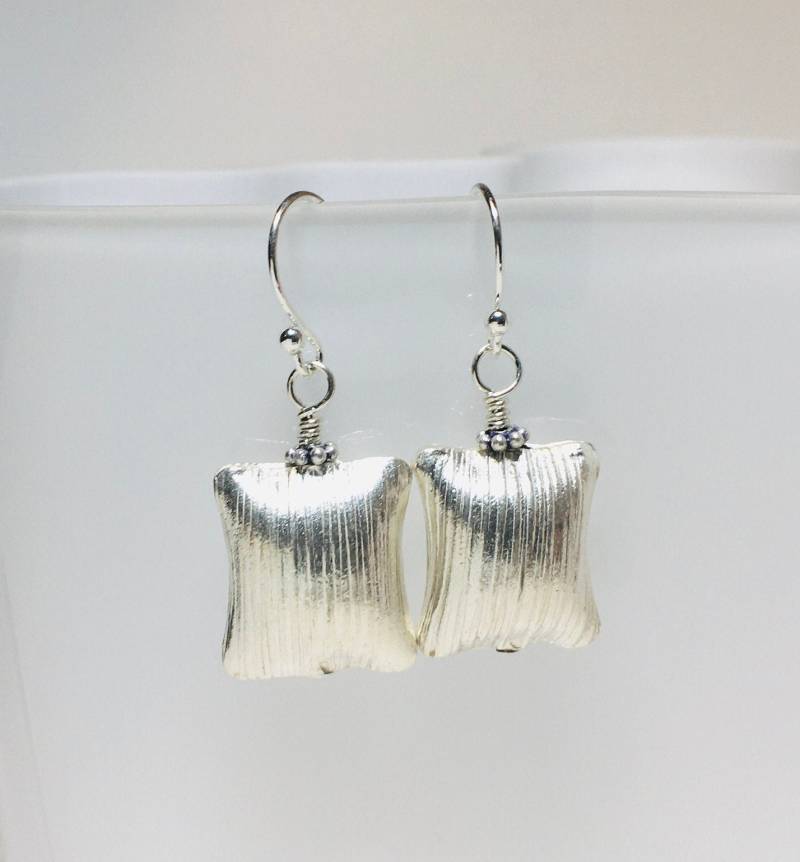 Hill Tribe Silber Ohrringe Strukturierte Thai Kissen von WireAndPearl