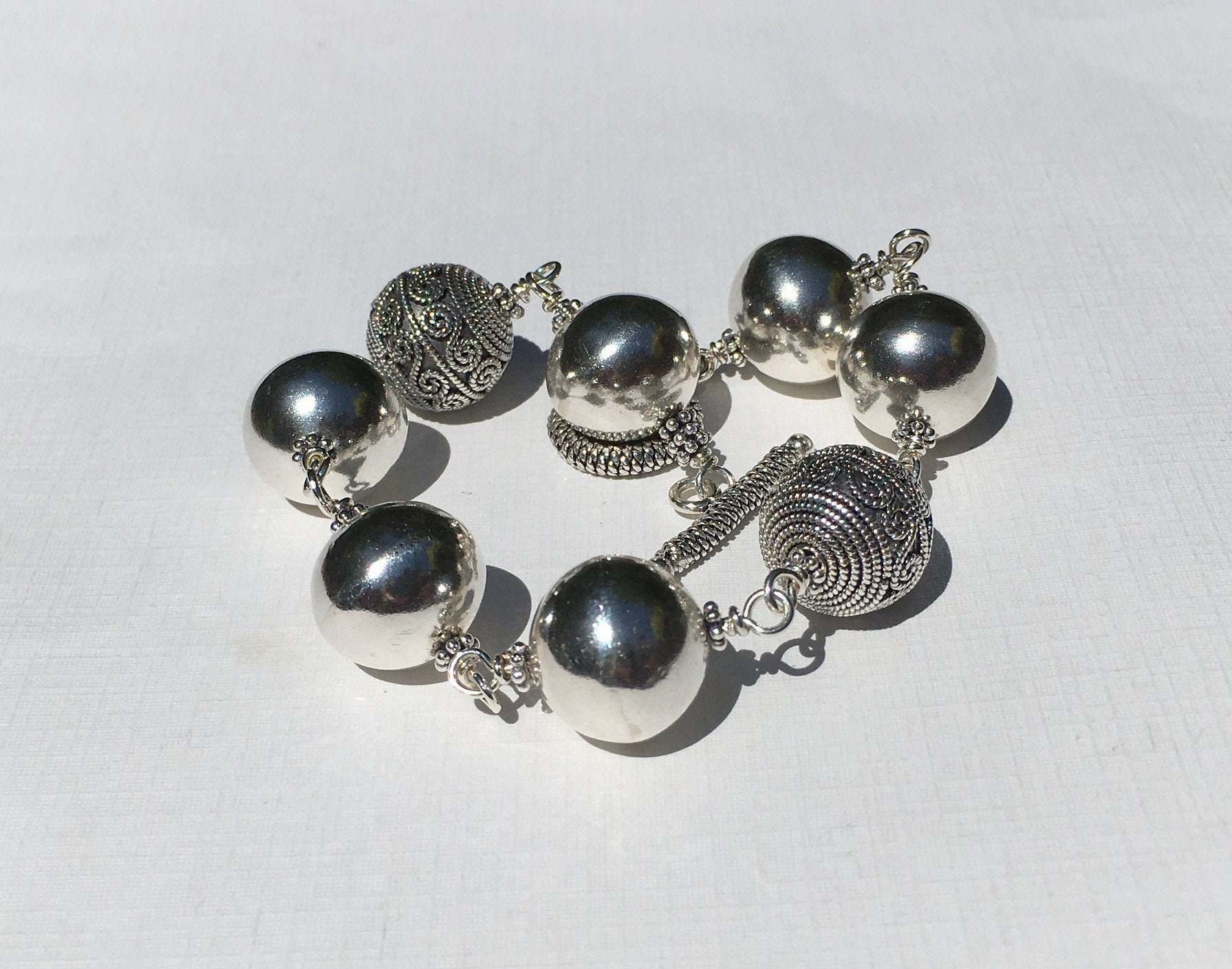 Kugelarmband 925Er Silber Hill Tribe & Bali Perlen, Knebelverschluss Kugelarmband 925Er Silber Hill Tribe & Bali Perlen, Knebelverschluss von WireAndPearl