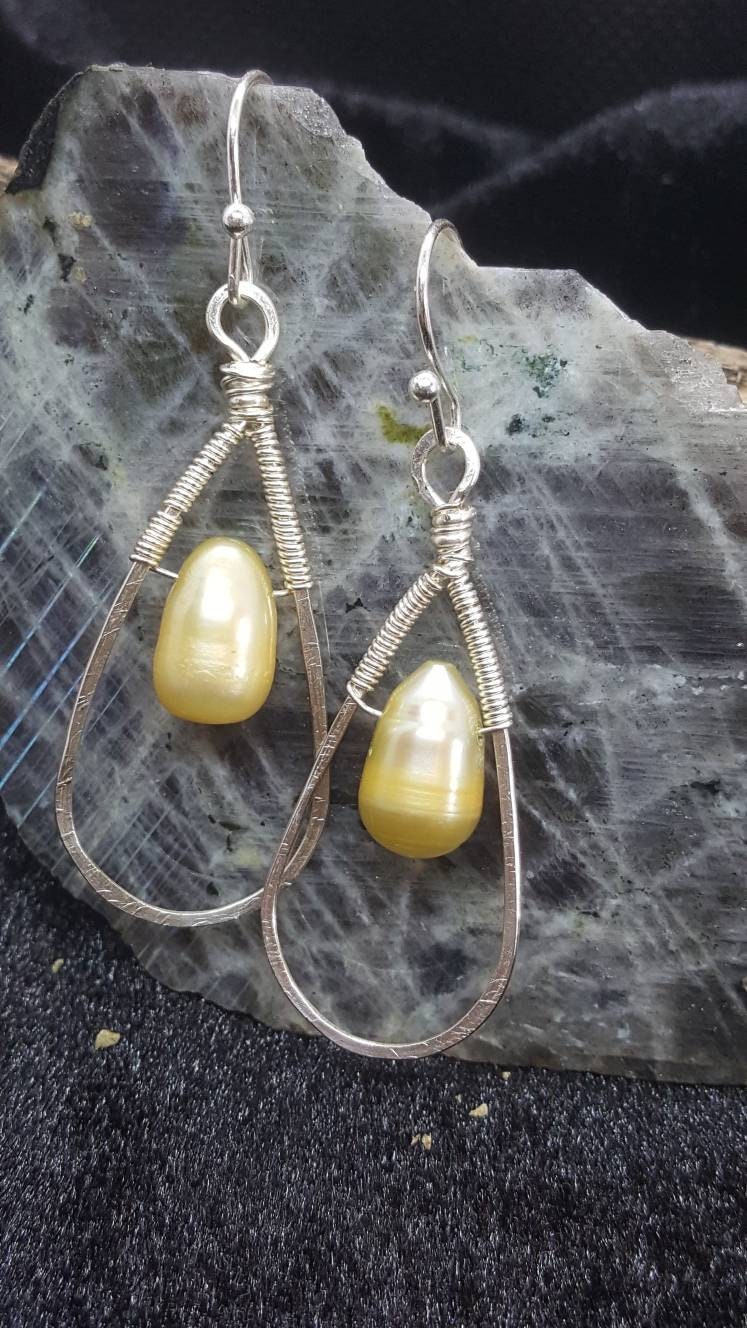 Tropfenförmige Ohrringe Aus Einer Perle Tropfenförmige Ohrringe Aus Einer Perle von WireJewelryByHeather