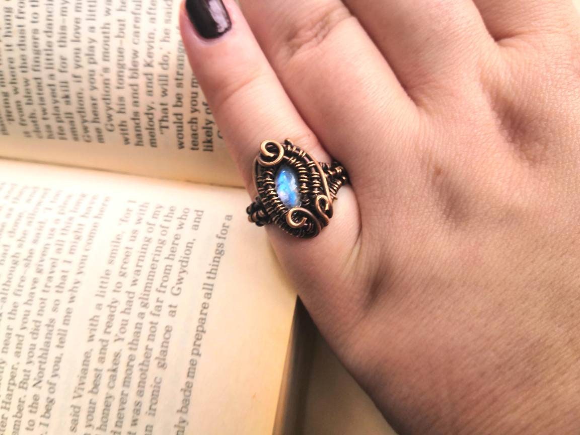 Draht Geflochtener Kupfer & Regenbogen Mondstein Ring - Gothic, Blaues Feuer Uk Gr. M Draht Geflochtener Kupfer & Regenbogen Mondstein Ring - Gothic, Blaues Feuer Uk Gr. M von WireWitchcraft