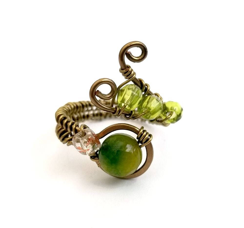 Draht Gewebter Ring Mit Grünen Perlen Verstellbarer von WireandWings