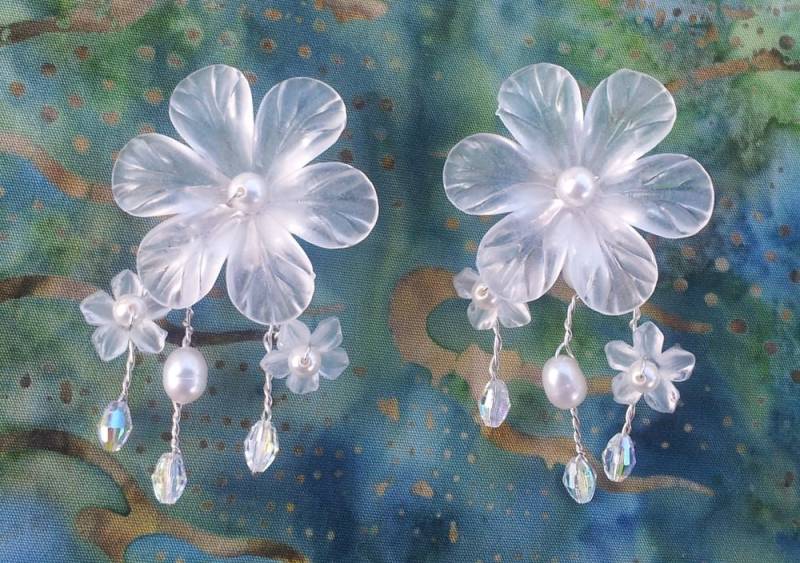 Handgemachte Lucite Flower Wire Ohrclips in Bridal White Plumerias #236 Handgemachte Lucite Flower Wire Ohrclips in Bridal White Plumerias #236 von WireandWings
