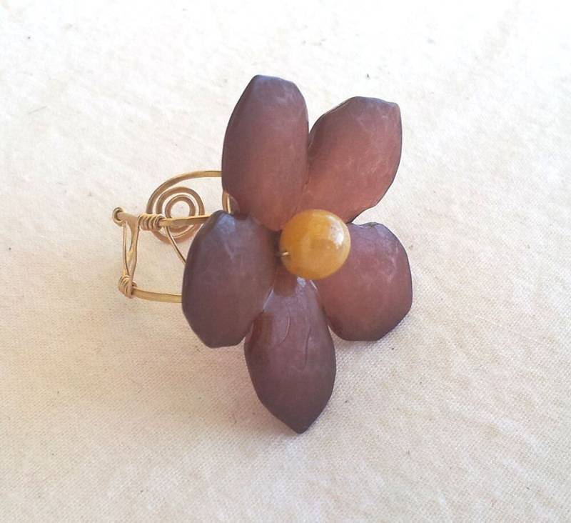 Handgemachter Statement Ring Lucite Flower & Wire in Autumn Brown Yellow Mit Verstellbarem Band #804 Handgemachter Statement Ring Lucite Flower & Wire in Autumn Brown Yellow Mit Verstellbarem Band #804 von WireandWings