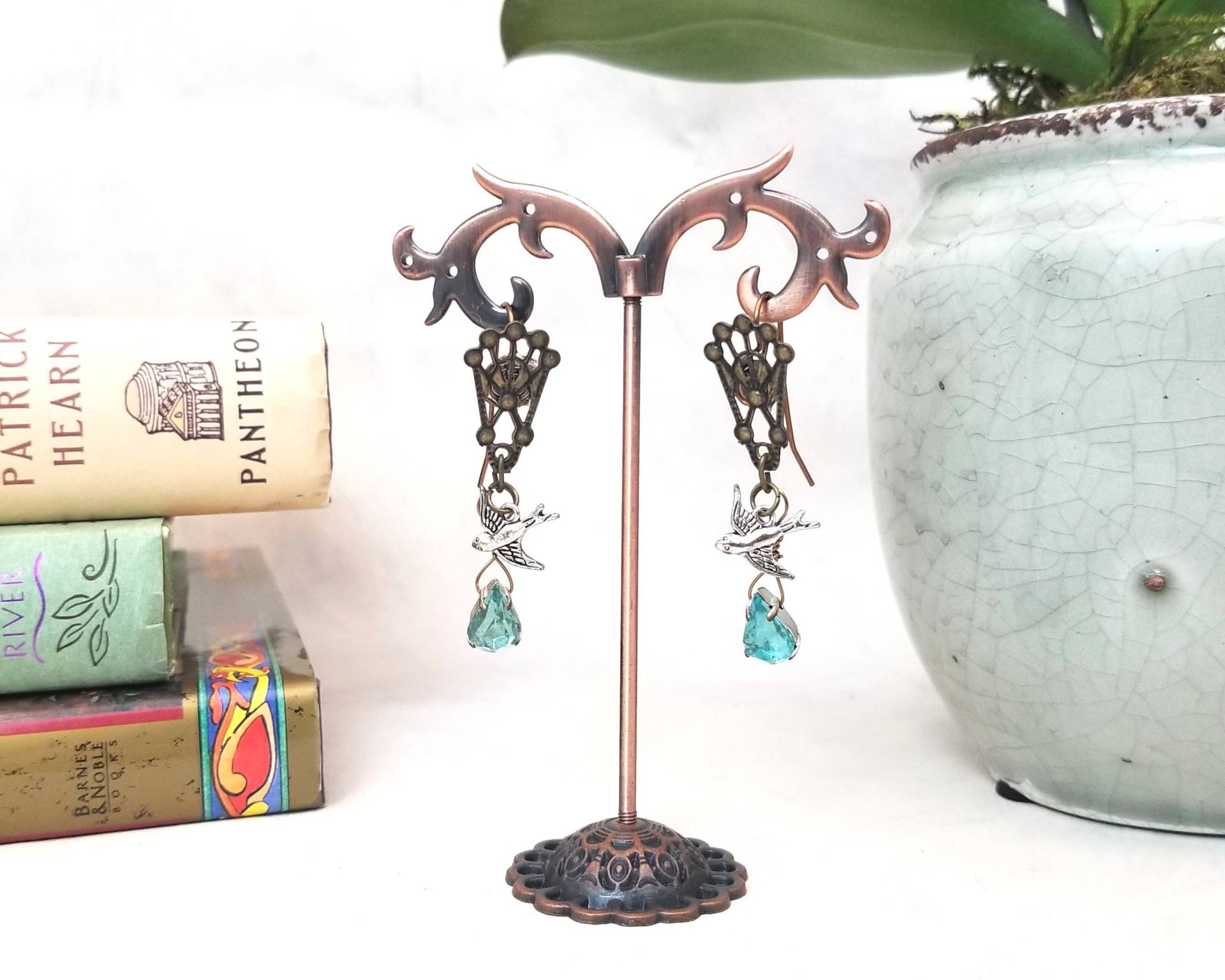 Märchen Wald Fantasy Filigrane Vogel Ohrringe in Aqua Teal Himmel Blau Renaissance von WireandWings