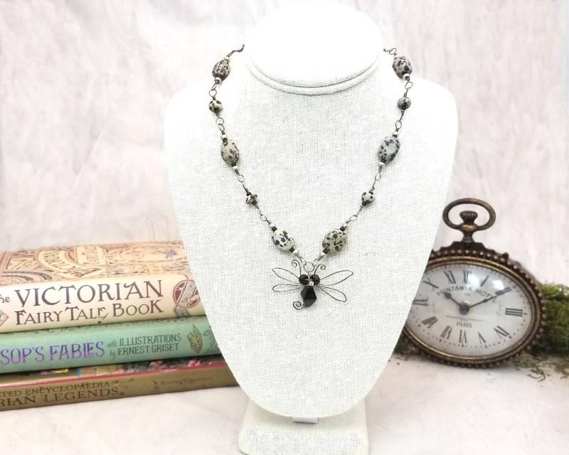 Märchenhafte Sterling Silber Draht Libelle Halskette in Schwarz Mit Dalmatiner Jaspis, Fantasy, Länge Verstellbar Märchenhafte Sterling Silber Draht Libelle Halskette in Schwarz Mit Dalmatiner Jaspis, Fantasy, Länge Verstellbar von WireandWings