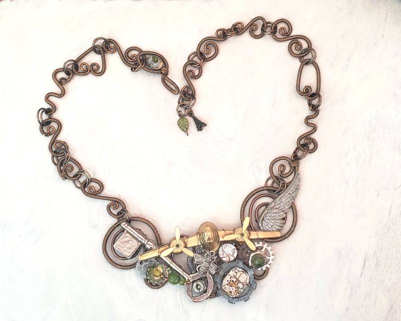 Steampunk Propeller Flugzeug Bib Statement Halskette in Grün, Längenverstellbar Steampunk Propeller Flugzeug Bib Statement Halskette in Grün, Längenverstellbar von WireandWings