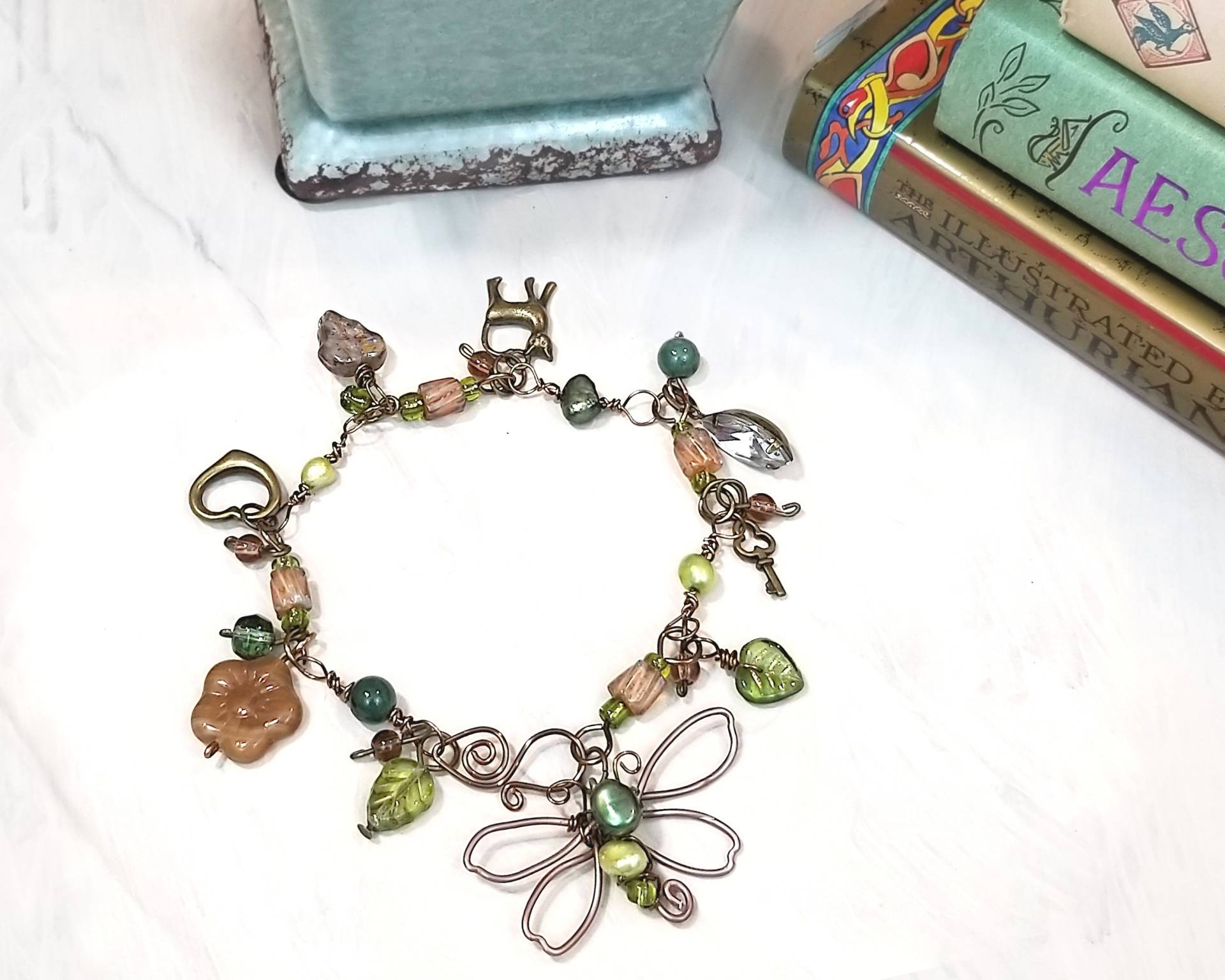 Wald Libelle Armband in Grün Und Braun Mit Glasperlen, Perlen Metall Charms, Länge Verstellbar von WireandWings