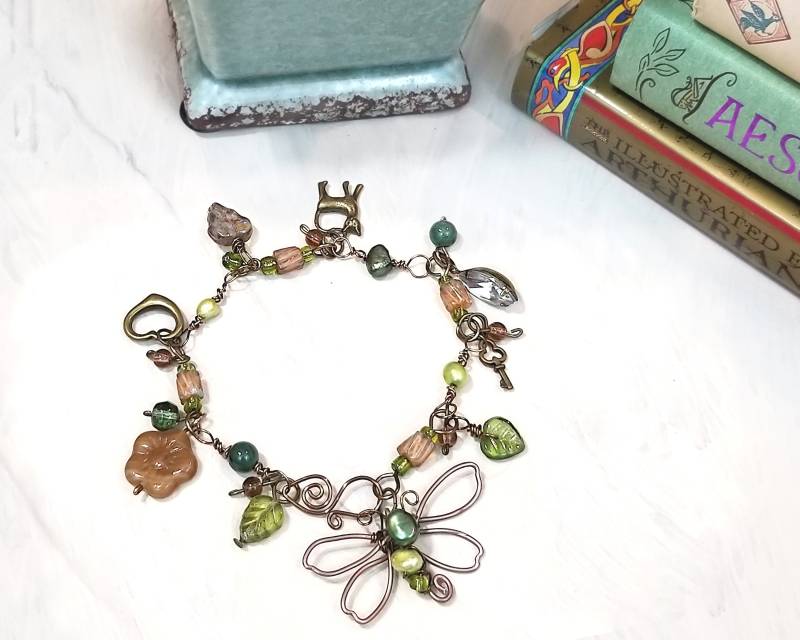 Wald Libelle Armband in Grün Und Braun Mit Glasperlen, Perlen Metall Charms, Länge Verstellbar Wald Libelle Armband in Grün Und Braun Mit Glasperlen, Perlen Metall Charms, Länge Verstellbar von WireandWings
