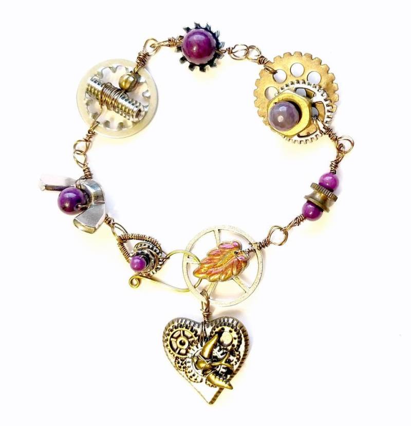 steampunk Herz Armband in Lila Mit Glasperlen Und Echter Hardware steampunk Herz Armband in Lila Mit Glasperlen Und Echter Hardware von WireandWings