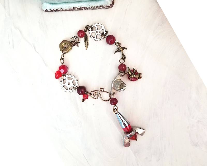 steampunk Industrial Rocket Armband in Rot Mit Glasperlen Und Echter Hardware steampunk Industrial Rocket Armband in Rot Mit Glasperlen Und Echter Hardware von WireandWings