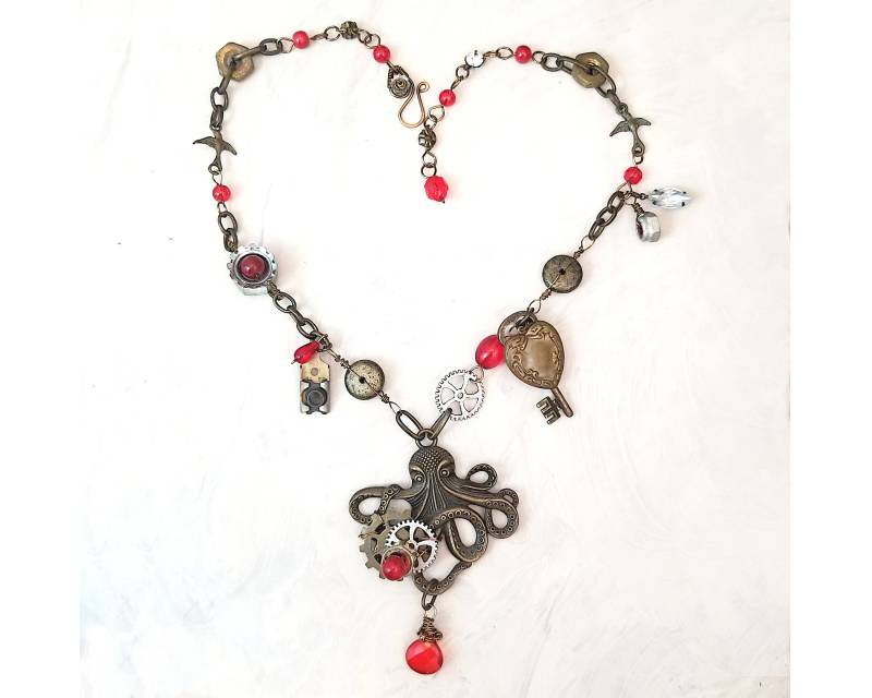 steampunk Oktopus Halskette in Rot Mit Vintage Und Recycelten Materialien Echter Hardware, Längenverstellbar steampunk Oktopus Halskette in Rot Mit Vintage Und Recycelten Materialien Echter Hardware, Längenverstellbar von WireandWings