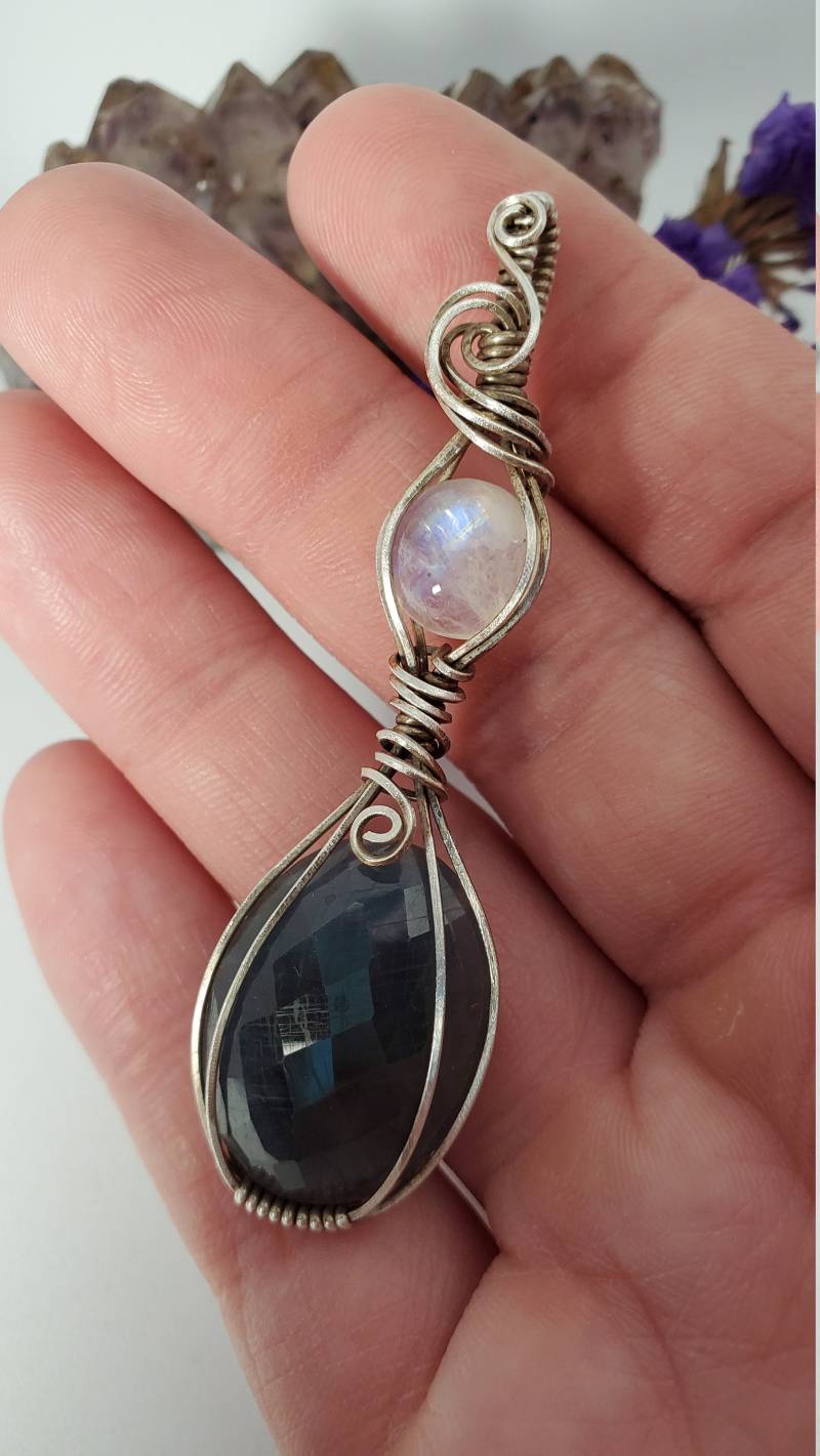 Facettierte Saphir Und Mondstein Anhänger, Draht Gewickelt Schmuck, Saphir-Anhänger, Mondstein-Anhänger, Silber Halskette von WiredByFaithDesigns