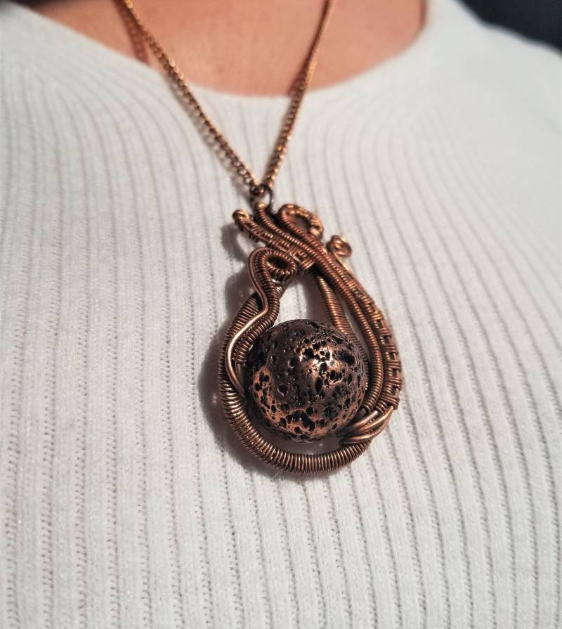 Handgemachte Kette Aus Kupferdraht, Gewickelt Und Gehäkelt Anhänger Lavastein. Elegante Handgemachte Statement Halskette. Natürliches Kupfer Handgemachte Kette Aus Kupferdraht, Gewickelt Und Gehäkelt Anhänger Lavastein. Elegante Handgemachte Statement Halskette. Natürliches Kupfer von WiredLifeArt
