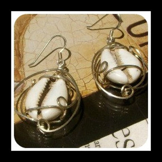 Cowrie Shell Draht Gewickelt Ohrringe in Sterling Silber von WirequeenJewelry