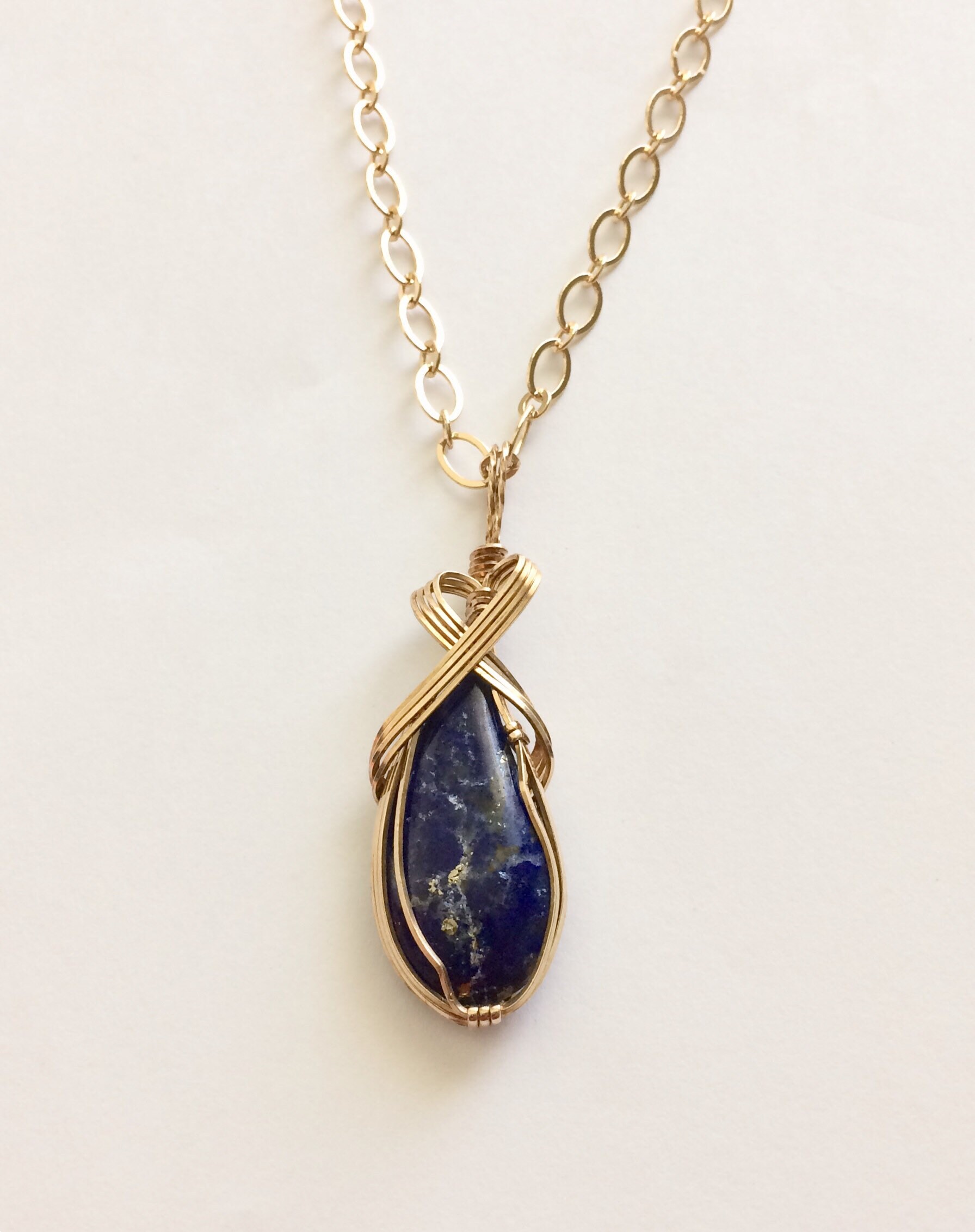 Draht Gewickelt Lapis Lazuli Anhänger Königin Hanifa von WirequeenJewelry