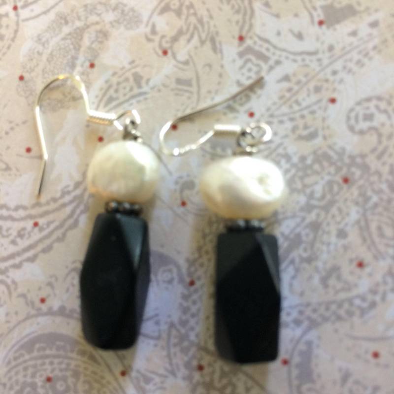 Jet Und Kissen Perle Ohrringe Sterling Silber Jet Und Kissen Perle Ohrringe Sterling Silber von WirequeenJewelry