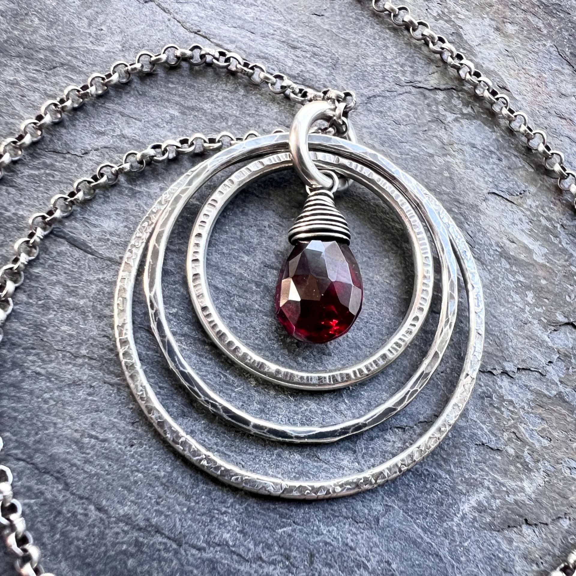 Echte Granat Sterling Silber Halskette | Tief Rote Träne in Gehämmerten Ringen Anhänger Echte Granat Sterling Silber Halskette | Tief Rote Träne in Gehämmerten Ringen Anhänger von WiseHandmadeJewelry