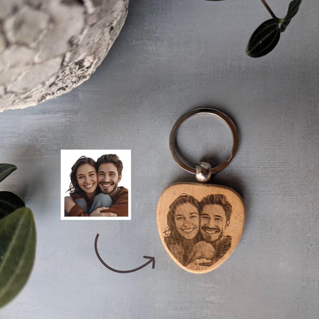 Personalisierter Schlüsselanhänger Aus Holz Mit Eigener Fotogravur - Geschenk Für Ehemann, Ehefrau, Freund, Beste Freunde Personalisierter Schlüsselanhänger Aus Holz Mit Eigener Fotogravur - Geschenk Für Ehemann, Ehefrau, Freund, Beste Freunde von WishWorxDE