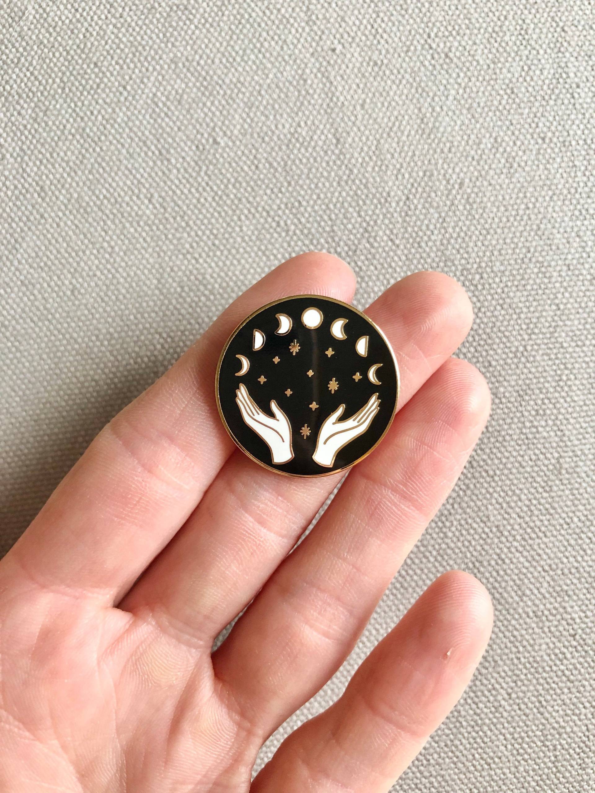 Mondphasen Emaille Pin Für Spiritualität, Wellness, Geschenke Unter 15 Mondphasen Emaille Pin Für Spiritualität, Wellness, Geschenke Unter 15 von WishcraftGoods