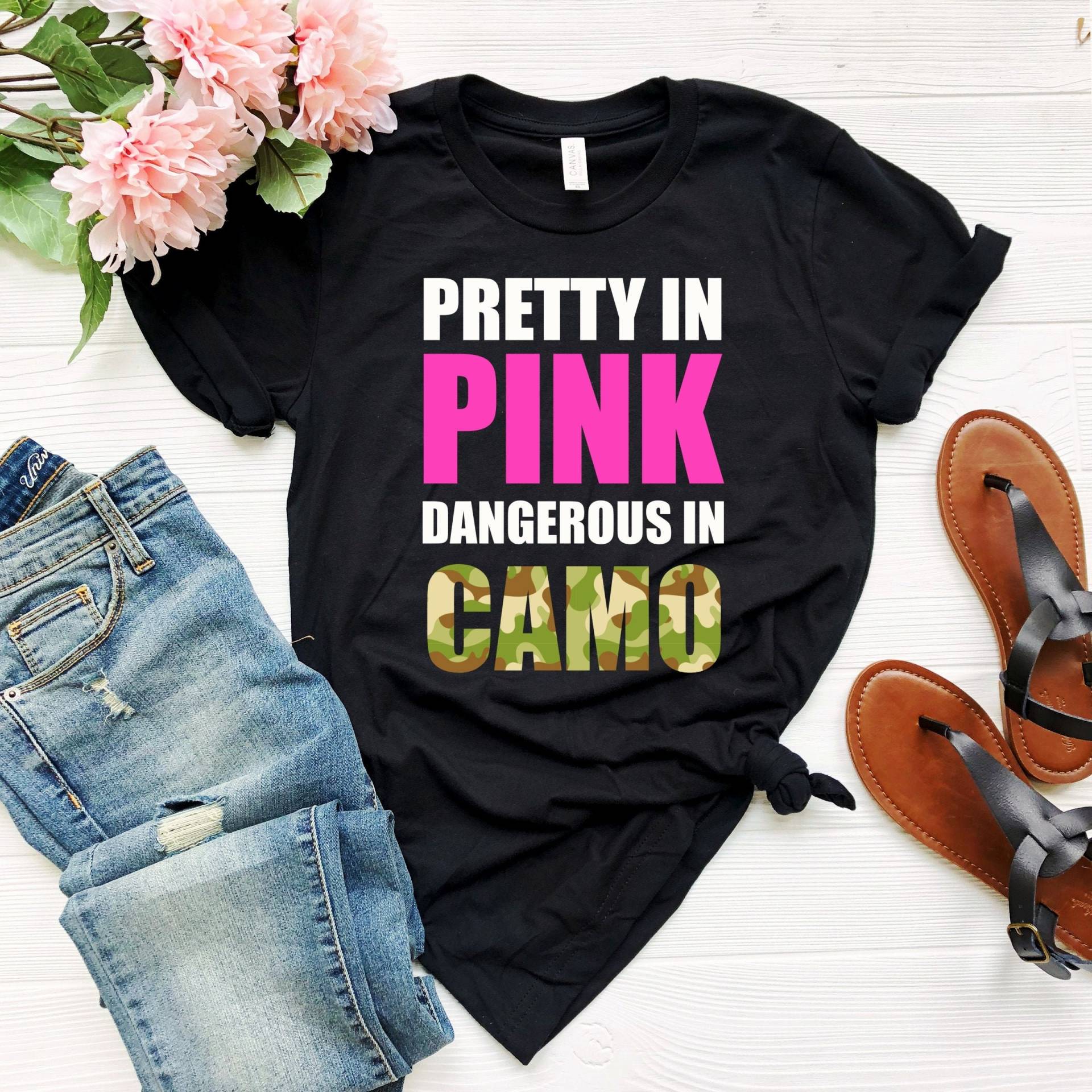 Hübsches in Pink Gefährlich Camo T-Shirt Militär Tarnung Unisex T-Shirt Hübsches in Pink Gefährlich Camo T-Shirt Militär Tarnung Unisex T-Shirt von WishtopiaGifts