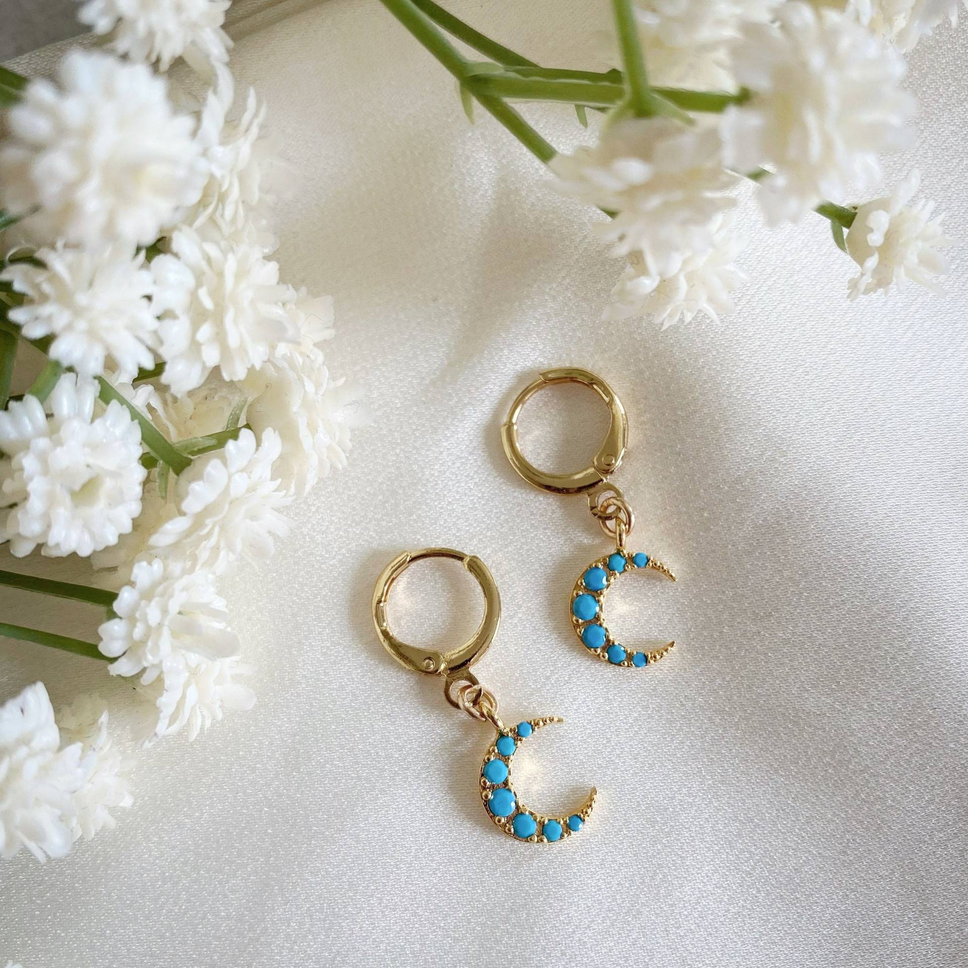Türkis Mond Huggie Ohrringe Gold Schmuck Türkis Mond Huggie Ohrringe Gold Schmuck von WisteriaLondon