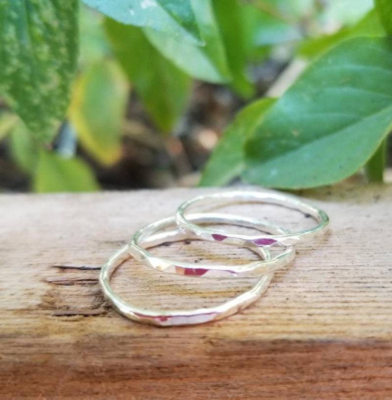 Handgefertigte Stapelbare Texturierte Oder Facettierte Ringe von Wisteriaearrings