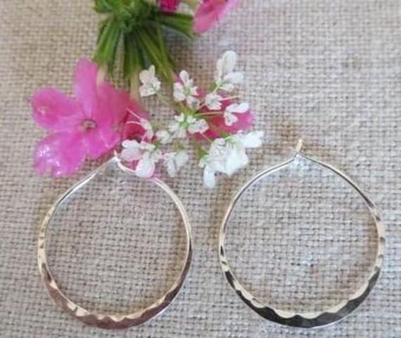 Kleine Leicht Gehämmert Creolen in Sterling Silber Oder 14Kt Gold Filled-3 Größen von Wisteriaearrings