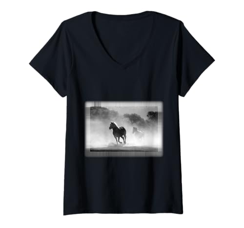 Damen Galoppierende Pferde B&W Foto T-Shirt mit V-Ausschnitt Damen Galoppierende Pferde B&W Foto T-Shirt mit V-Ausschnitt von Wistful