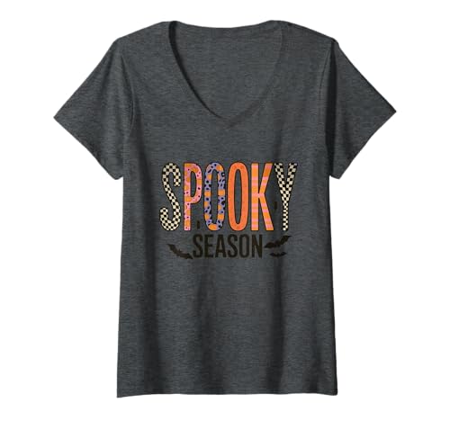 Damen Cute Spooky Season — Bats Ghost Pumpkin Fall Vibes im Retro-Look T-Shirt mit V-Ausschnitt von Witch Better Have My Tee.USA