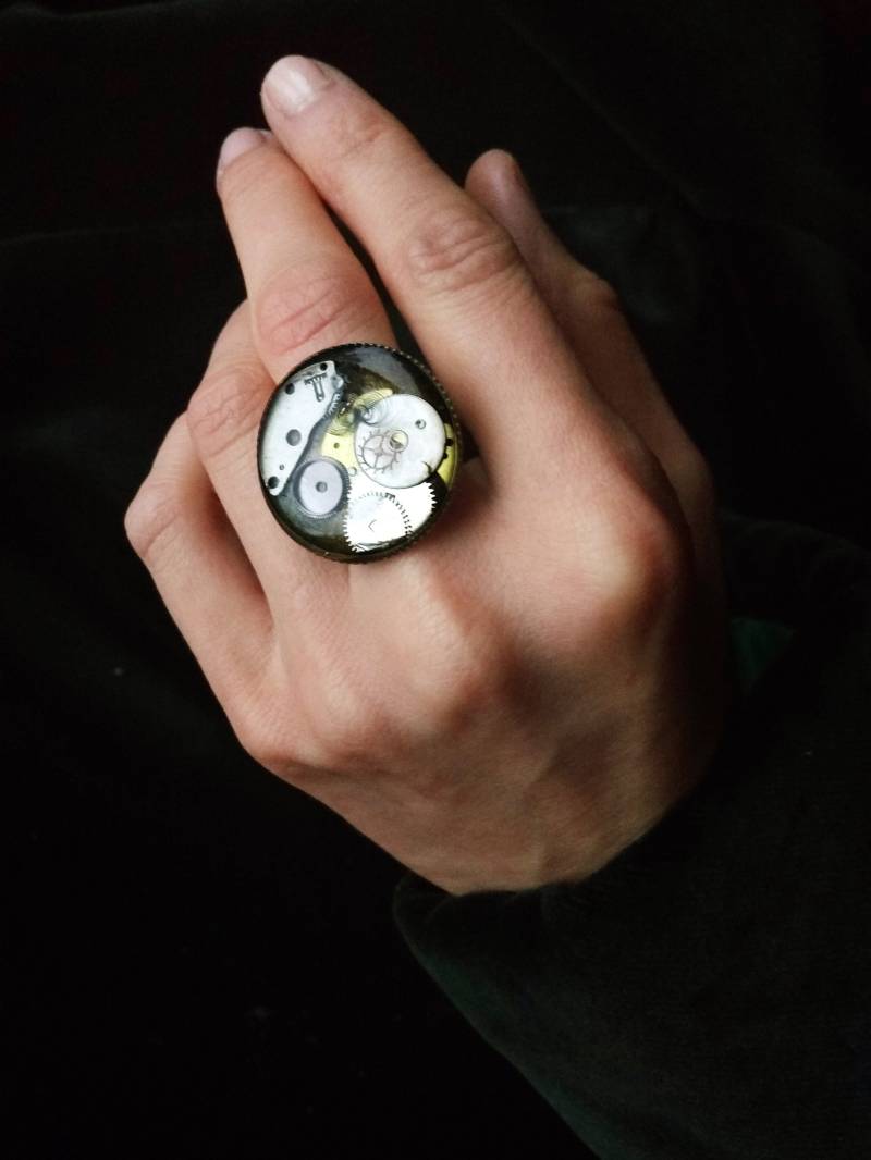 Großer Upcycled Steampunk Ring, Recycle Uhren Schmuck, Resin Art Ooak, Verstellbarer Ring Großer Upcycled Steampunk Ring, Recycle Uhren Schmuck, Resin Art Ooak, Verstellbarer Ring von WitchCart