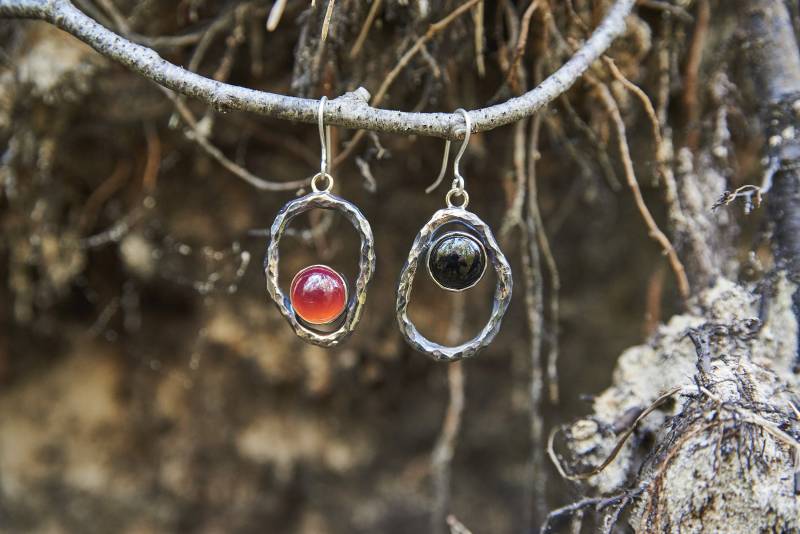 Handgemachte Gehämmerte Bronze Ohrringe Mit Onyx | Gothic Witchy Schmuck Umweltfreundliche Handwerker Baumeln von WitchJewelryShop