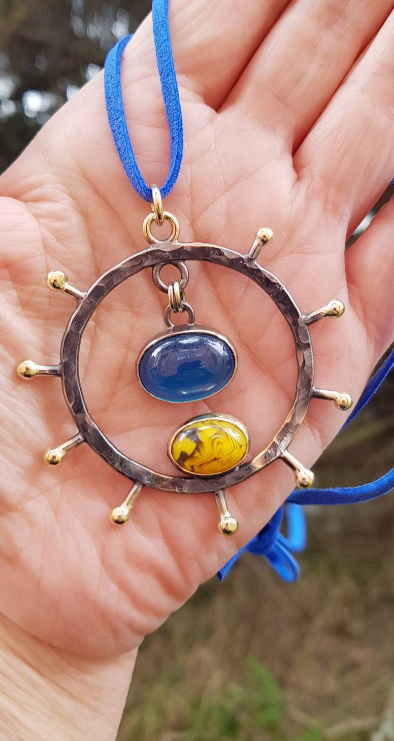 Ukraine Frieden Halskette | Blau Gelb Anhänger Ständer Mit Schmuck Bronze Statement Geschenk Unterstütze Die von WitchJewelryShop