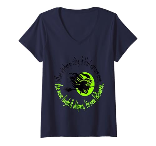 Damen Wenn Hexen in der Nähe von Halloween reiten, grüner Text T-Shirt mit V-Ausschnitt Damen Wenn Hexen in der Nähe von Halloween reiten, grüner Text T-Shirt mit V-Ausschnitt von Witches On Brooms Gifts & Besoms Tees by taiche
