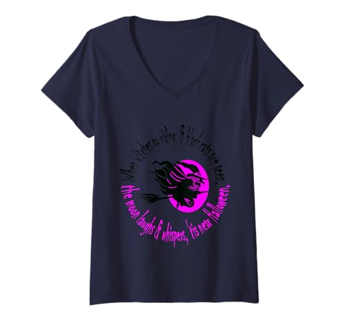 Damen Wenn Hexen in der Nähe von Halloween reiten, rosafarbener Text T-Shirt mit V-Ausschnitt Damen Wenn Hexen in der Nähe von Halloween reiten, rosafarbener Text T-Shirt mit V-Ausschnitt von Witches On Brooms Gifts & Besoms Tees by taiche