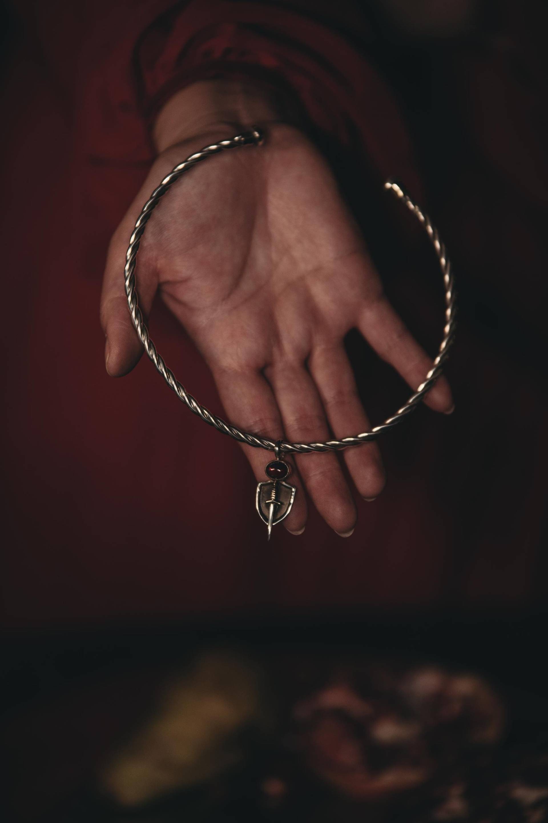 Vaelith Schwert Und Schild Halsreif Mittelalter Fantasy in Sterling Silber Bronze Vaelith Schwert Und Schild Halsreif Mittelalter Fantasy in Sterling Silber Bronze von WitchlingWorkshop