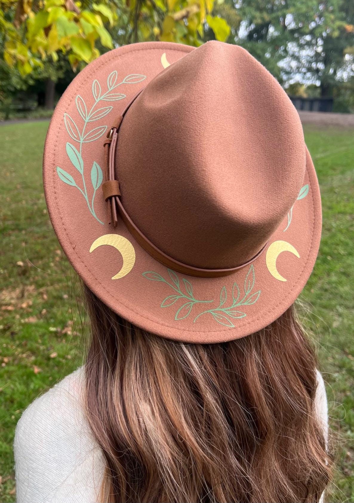 Veganer Filzhut Mit Breiter Krempe - Witch Boho Cottage Core Vintage Hut Caramel Fern Moon Fox & Fable von WitchwoodBags