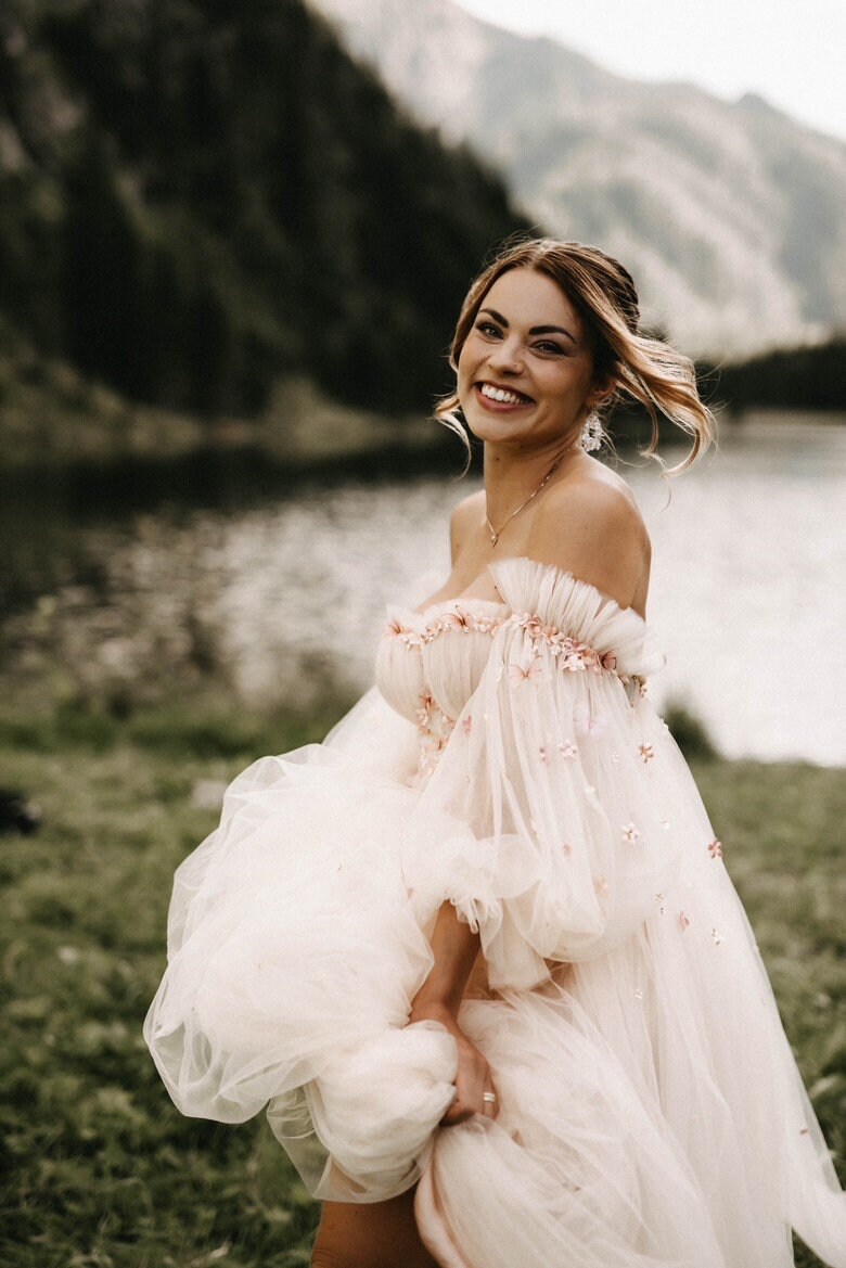 Soft Meadow Gown - Rose-Coloured Tulle Dress Soft Meadow Gown - Rose-Coloured Tulle Dress von WitchxWillowCouture