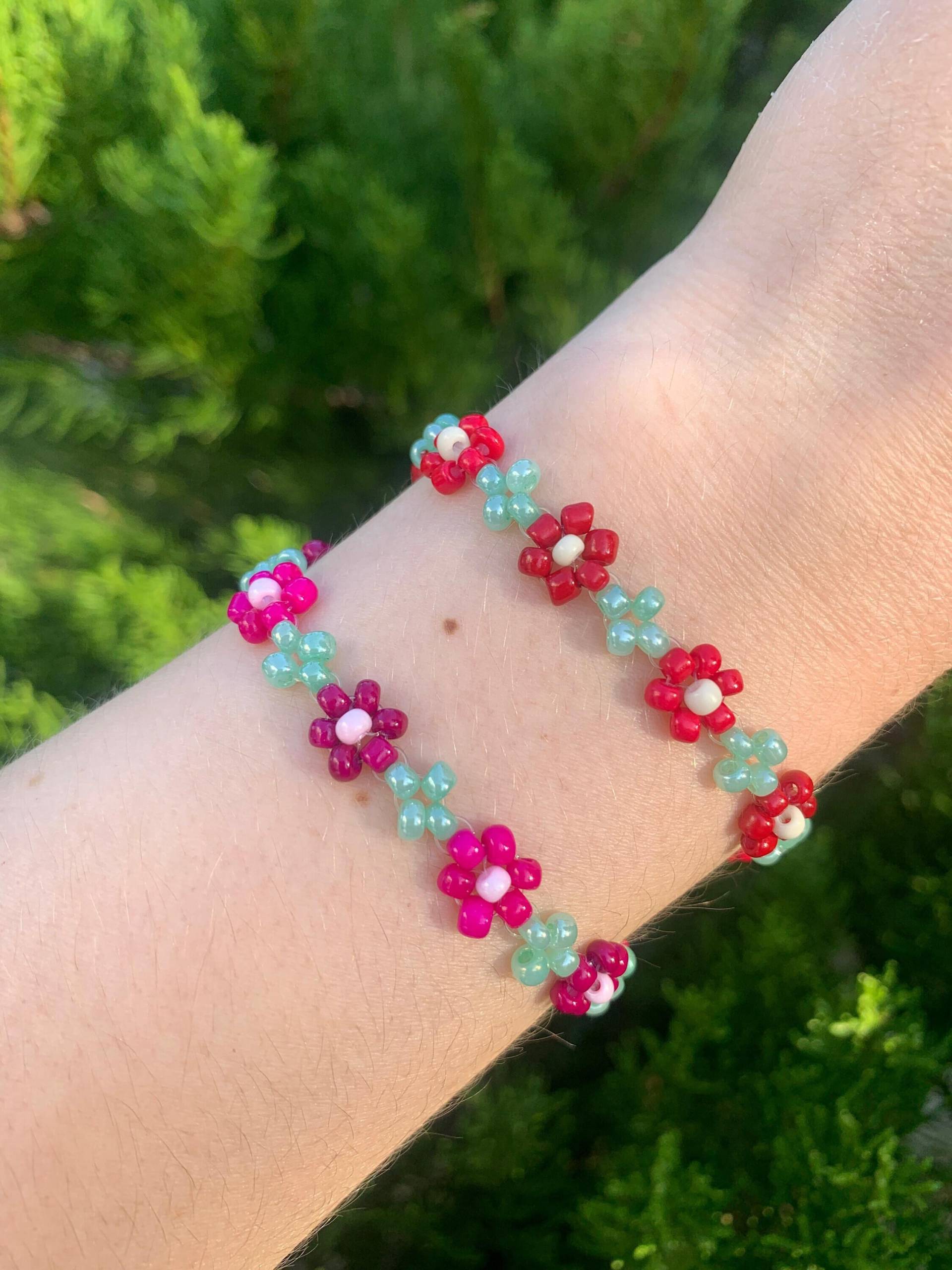 Liebevoll Handgefertigtes Blumen-Armband Mit Verstellbarem Verschluss in Rot Oder Pink | Flower Bracelet Red Or Pink Liebevoll Handgefertigtes Blumen-Armband Mit Verstellbarem Verschluss in Rot Oder Pink | Flower Bracelet Red Or Pink von WitchyPearls
